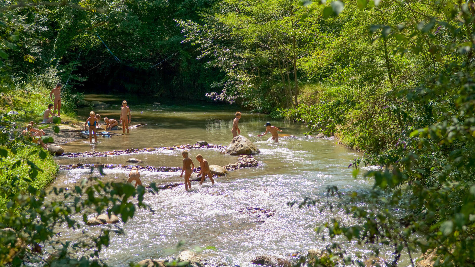 camping naturista con río